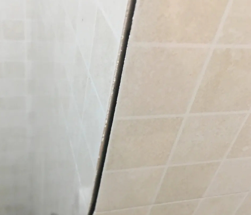 青阳瓷砖空鼓维修公司分享阳台瓷砖脱落的修复过程可以分为以下几个步骤